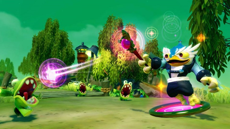 Enchanted Hoot Loop taking on a group of Chompies